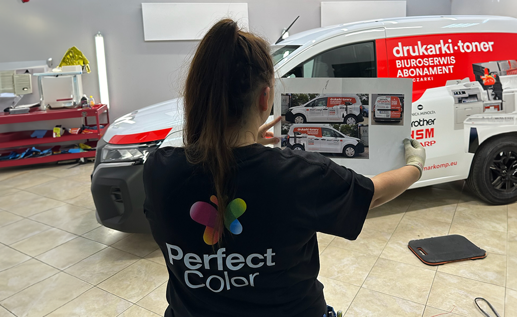 Realizacja zamówień na reklamowe oklejanie folią samochodów firmowych