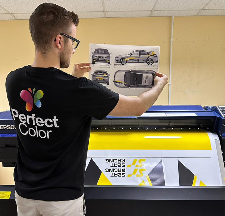 Krótkie zasady realizacji zamówień na oklejanie aut