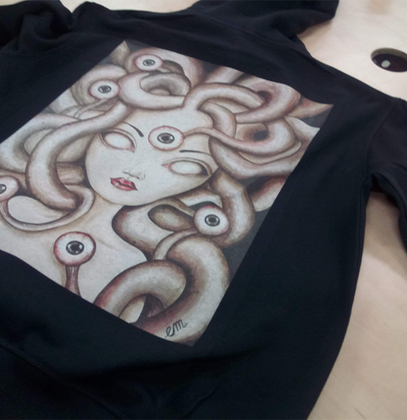 Druk DTG na bawełnianych bluzach znakowanie odzieży Koszalin