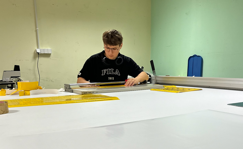 Precyzyjnie przycinanie materiał reklamowych w drukarni Perfectcolor w Koszalinie