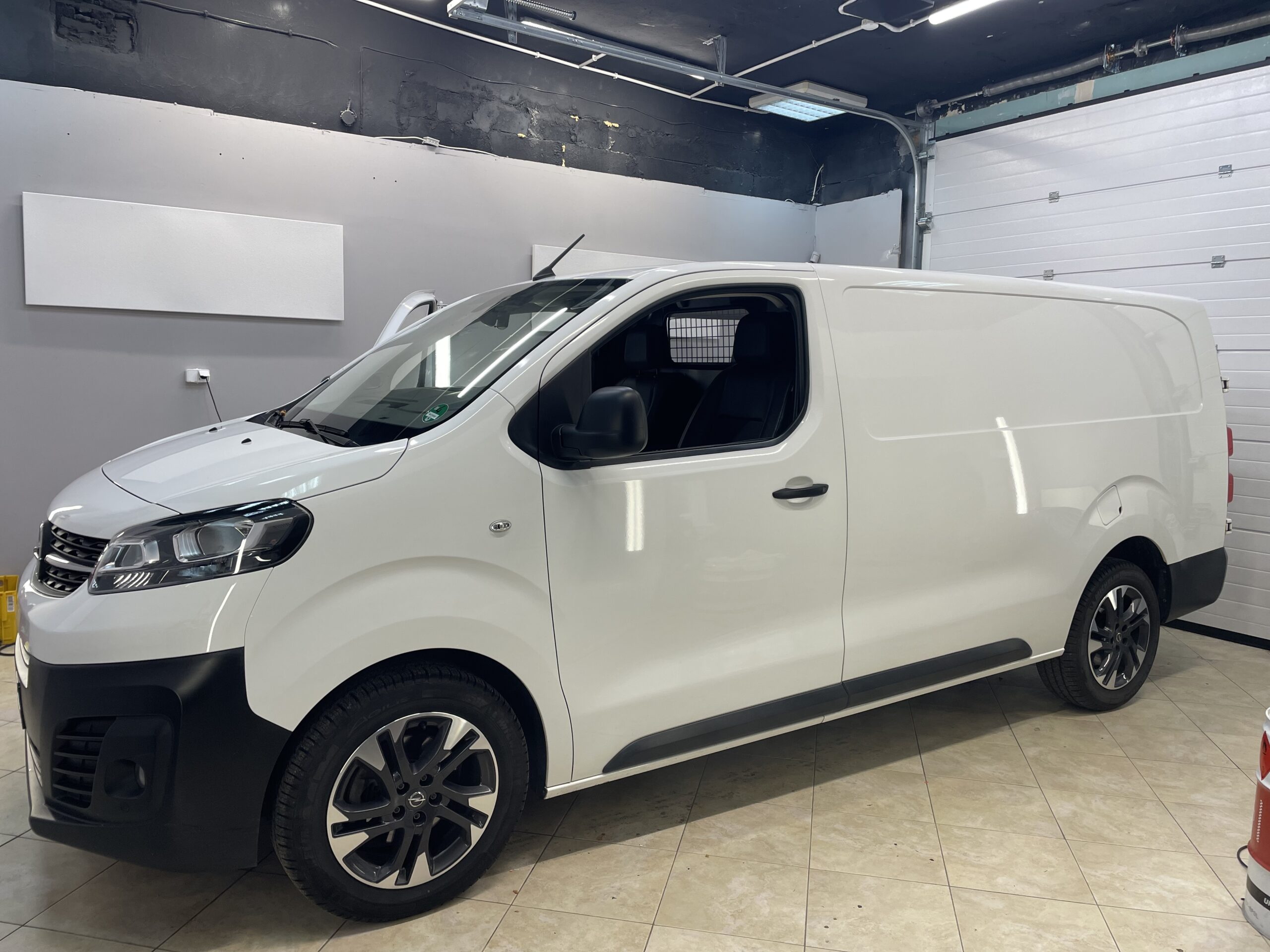 Opel Vivaro przed oklejeniem - oklejanie reklamowe Koszalin